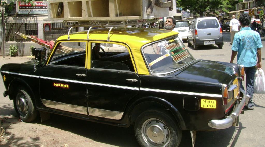 Honest taxi driver returns extra money to passenger in Mumbai viral video